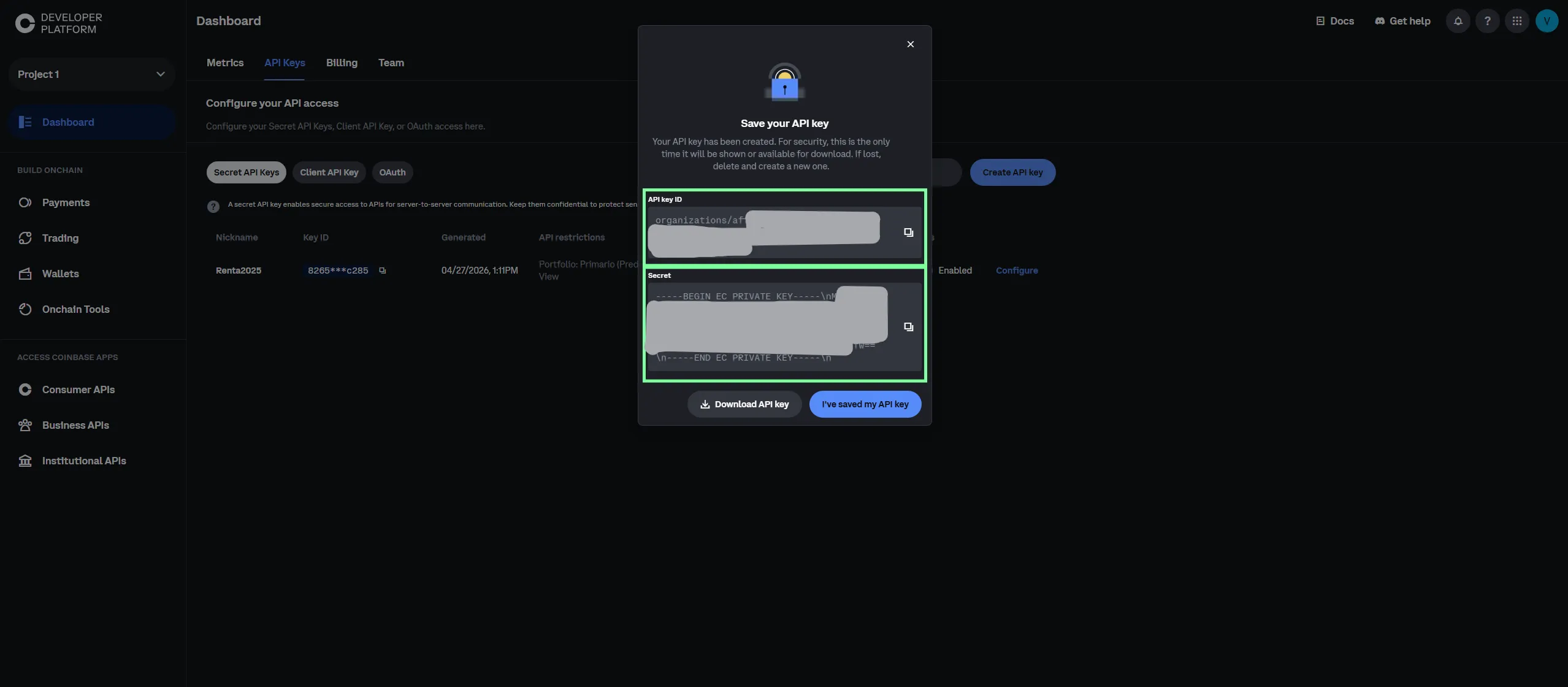 Passo 3 API Coinbase: la finestra Save your API key con i due campi da copiare (l’API key ID che inizia con organizations e il Secret in formato BEGIN EC PRIVATE KEY) e i pulsanti Download API key e I have saved my API key